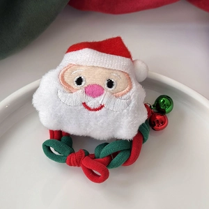 Détail de l'élastique Père Noël en peluche avec cordelette rouge et verte et petit grelot