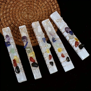 Set di cinque bastoncini di selenite con filo dorato e sette pietre preziose chakra