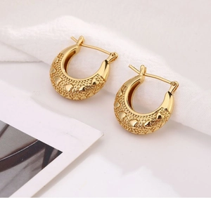 18K gold-plated U-shaped hoop earrings with vintage heart pattern and frosted finish
