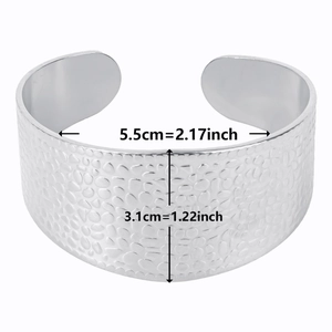 Detailed macro view showing the 3.1cm width and 5.5cm diameter of the hammered silver cuff