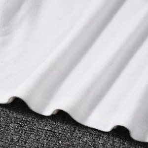 Gros plan détaillé de la texture tricotée blanche avec ourlet lisse et finition