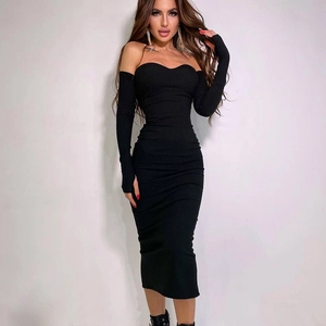Robe moulante noire élégante à épaules dénudées en maille côtelée et manches longues