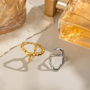 Unregelmäßiger Punk-Ring in Gold und Silber mit strukturierter Lava-Metall-Oberfläche