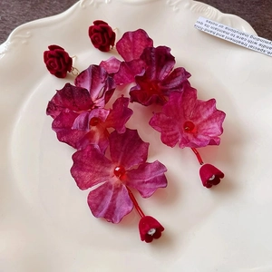 Orecchini pendenti vintage con rose rosse in tessuto e nappine per signora