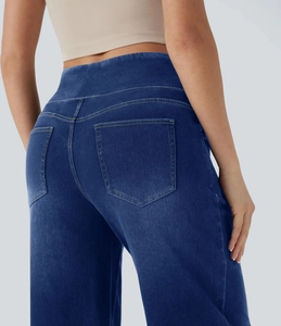 Detailansicht der Rückseite einer High-Waist-Jeans mit Taschen und Kontrastnähten