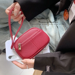 Mini portamonete rosso in pelle litchi con doppia cerniera e cinturino a mano