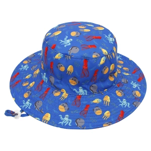 Dettaglio cappello sole bimbo blu con stampe marine e cinturino antivento regolabile
