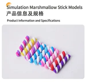 Gros plan de bâtonnets de guimauve en argile en spirale colorée pour décorations DIY