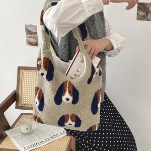 Nahaufnahme einer beigen Plüschtasche mit niedlichen Hundemustern für die Wintermode
