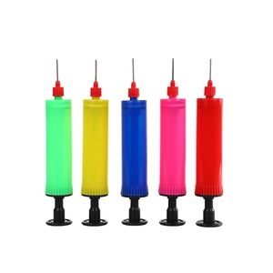 Cinque pompe ad aria manuali colorate in plastica con aghi in metallo per palloncini