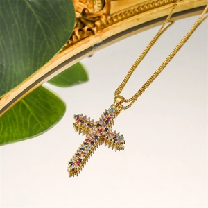 Détail du collier pendentif croix doré orné de zircons multicolores sertis micro