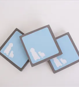 Detail van dierenhaarverwijderaar met honden- en kattensilhouetten op blauw