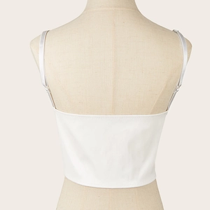 Vue arrière détaillée du corset blanc avec fines bretelles réglables et tissu premium