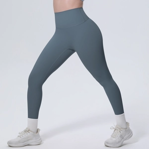 Detail der High-Waist Fitness-Leggings in Staubblau zeigt elastisches Kompressionsgewebe