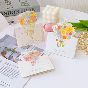Detaillierte Ansicht von Grußkarten mit Blumenstrauß-Motiv und 'Thank You' Aufdruck.