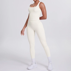 Détail de l'ensemble de yoga blanc cassé avec haut dos nageur et legging à taille haute