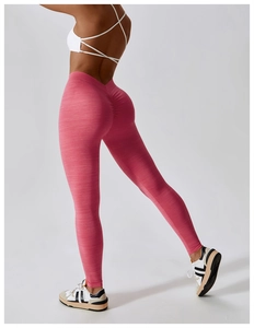 Détail macro du legging de yoga rose à taille haute avec effet sculptant fessier