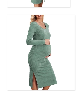 Vue latérale d'une robe de maternité en tricot vert haricot à manches longues et fente latérale