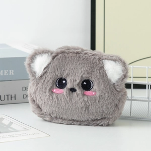 Dettaglio del portamonete a forma di orso grigio in peluche con ricami e guance