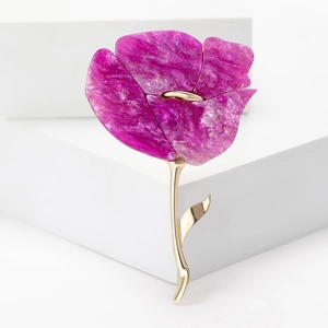 Detailopname van paarse marmerharsbloembladen op een vergulde bloemvormige broche