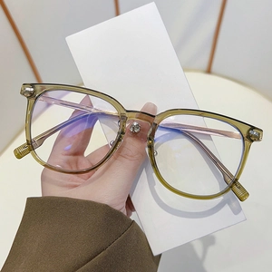 Detailansicht der olivbraunen Blaulichtfilter-Brille mit sichtbarem Metallkern im Bügel