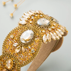 Vue détaillée d'un serre-tête baroque avec cristaux champagne et broderie de perles