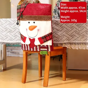 Detail der Schneemann-Stuhlhousse mit 3D-Nase und Karomuster für Weihnachtsdekoration