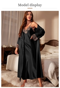 Détail d'un ensemble de nuit en satin noir avec broderie de dentelle sur les poignets et le col