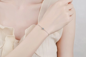 Minimalist S925 sterling silver bubble bracelet featuring a sparkling moissanite on a thin chain