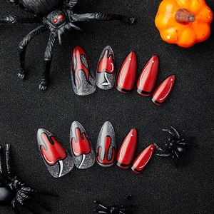 Unghie finte stiletto Halloween con gocce di sangue, fiamme e glitter argentati