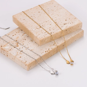 Elegante Schmetterlingsketten in Gold und Silber mit Diamanten auf Naturstein