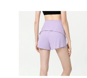 Vue détaillée du short de course violet clair avec trous de ventilation découpés au laser