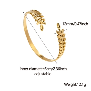 Dettaglio del bracciale a foglia dorata con misure del diametro interno e del peso