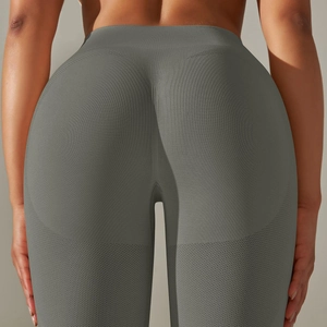 Dettaglio dei leggings da yoga grigio scuro senza cuciture con effetto push up e trama