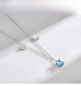 Nahaufnahme der S925 Silberkette mit blauem Anhänger und Wassermann-Sternzeichen