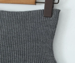 Vue détaillée de la texture en maille côtelée grise de cet ensemble ajusté