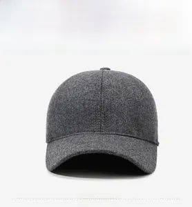Vue frontale d'une casquette de baseball d'hiver en tricot gris foncé avec logo SR