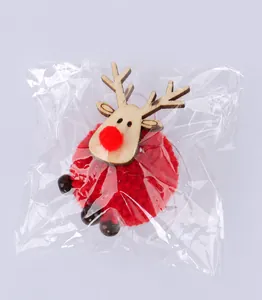 Détail d'un pendentif renne en bois fait main avec pompon rouge et perles de décoration