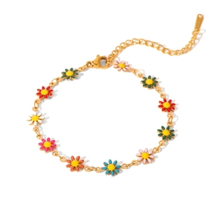 Detail von bunten Emaille-Gänseblümchen an vergoldeter Kette mit Karabinerverschluss
