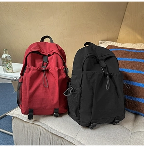 Detailansicht lässiger Rucksäcke mit Kordelzugtasche vorne und Seitentaschen aus Netz