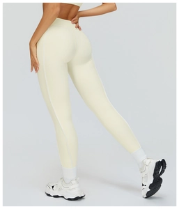 Vista laterale macro dei leggings yoga crema a vita alta con strisce bianche a contrasto