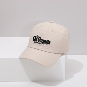 Detalle de gorra de béisbol de secado rápido con bordado negro en 3D de Chi Omega