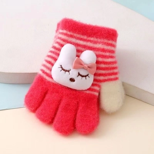 Détail d'un gant en tricot rayé rose pour enfant avec ornement de poupée lapin en 3D