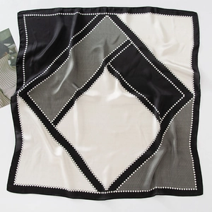 Foulard quadrato in seta con motivi geometrici bianchi e neri e bordo a pois
