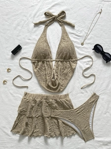 Detailansicht des beigen dreiteiligen Bikinisets mit Crinkle-Struktur-Gewebe