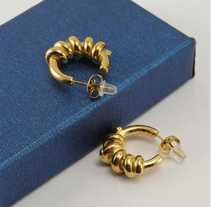 Detail der Spiralstruktur und des Schmetterlingsverschlusses der 18K vergoldeten C-Ohrringe