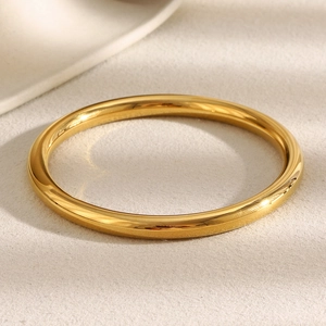 Détail du bracelet jonc creux minimaliste plaqué or 18K en acier inoxydable poli et lisse