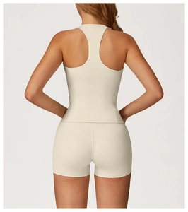 Vista posteriore del top da yoga racerback crema e pantaloncini fitness a vita alta