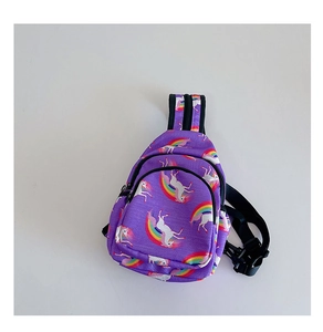 Detalle del patrón de unicornio y arcoíris en la bolsa de pecho para niños