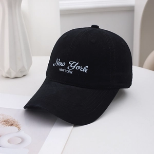 Vue détaillée de la casquette de baseball en coton noir avec broderie New York blanche